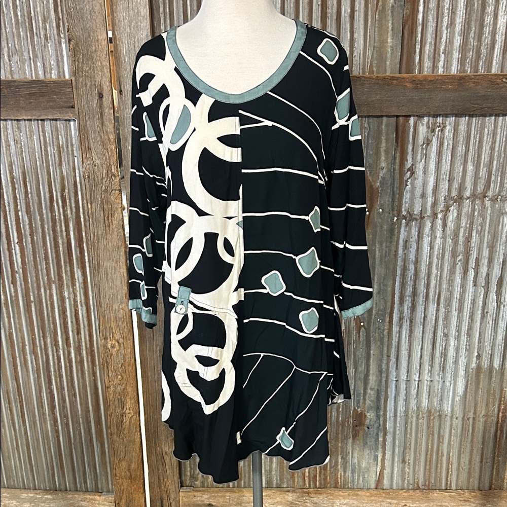 Black and White Abstract Patterned Women's Top